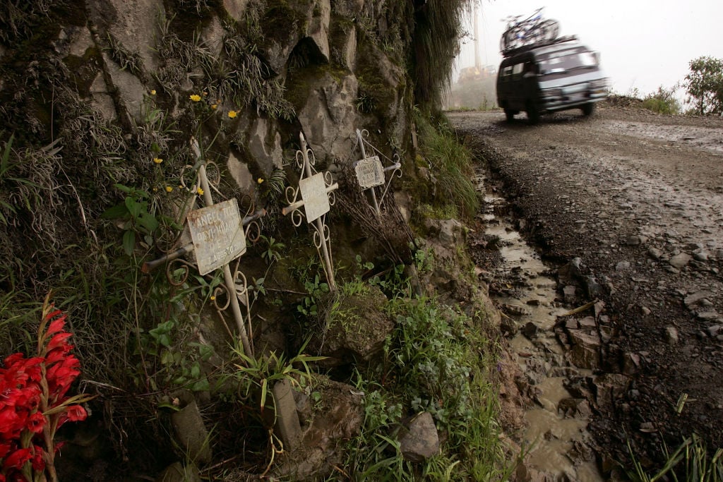 World most dangerous. Дорога Юнгас в Боливии. Дорога смерти Юнгас в Боливии. Северная Юнгас роуд, Боливия. Юнгас роуд дорога смерти.